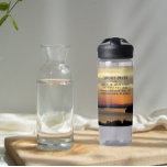 Serenity Prayer Oranje Seascape Sunset Waterfles<br><div class="desc">Blijf overal vol met deze heldere plastic waterfles met het foto-afbeelding van een dramatisch,  oranje seizoenskapje,  samen met de inspirerend woorden van de Serenity Prayer. Selecteer de grootte en kleur van het waterflesje.</div>