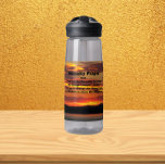 Serenity Prayer Oranje zonsondergang landschap Waterfles<br><div class="desc">Blijf uitgedoofd waar je ook gaat met deze heldere,  plastieken waterfles met het landschapsfoto-afbeelding van een dramatische,  oranje zonsondergang,  samen met de inspirerend woorden van het Serenity Prayer gedrukt in vetgedrukte,  zwarte letters. Selecteer de grootte en kleur van uw waterfles.</div>