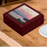 Serenity Prayer Pink Seascape Sunset Cadeaudoosje<br><div class="desc">Winkelinkten,  juwelen en andere kleine keepenkoeken in deze houten cadeaudoos met keramische tegel die voorzien is van het fotograferen van een roze seizoenszonsondergang samen met de inspirerend woorden van de Serenity Prayer. Selecteer de grootte en kleur van het cadeauvakje.</div>