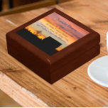 Serenity Prayer Sunset Silhouette Landschap Cadeaudoosje<br><div class="desc">Winkelinkten,  sieraden en andere kleine keepenkoeken in deze houten cadeaudoos met keramische tegel met het fotograferen afbeelding van een dramatische,  rurale zonsondergang en donkere silhouettes samen met de inspirerend woorden van de Serenity Prayer. Selecteer de grootte en kleur van het cadeauvakje.</div>