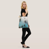Serenity tropisch strandlandschap tote bag (Op model)