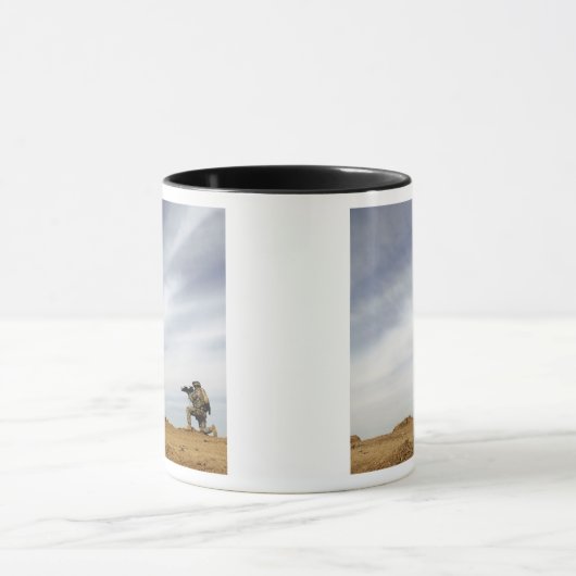 Sergeant biedt veiligheid mok (Midden)