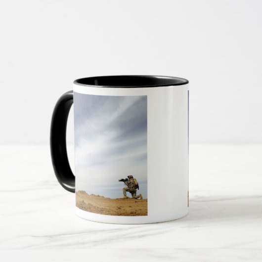 Sergeant biedt veiligheid mok (Voorkant links)