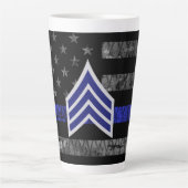 Sergeant Stripes Thin Blue Line Disted Flag Latte Mok (Voorkant)