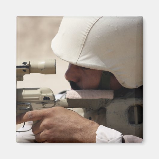 Sergeant van het Irakese leger zoekt naar beneden Magneet (Voorkant)