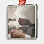 Sergeant van het Irakese leger zoekt naar beneden Metalen Ornament (Links)