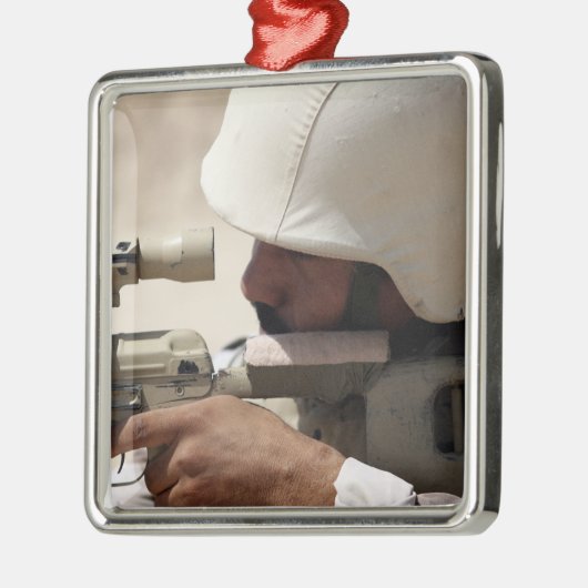 Sergeant van het Irakese leger zoekt naar beneden Metalen Ornament (Links)