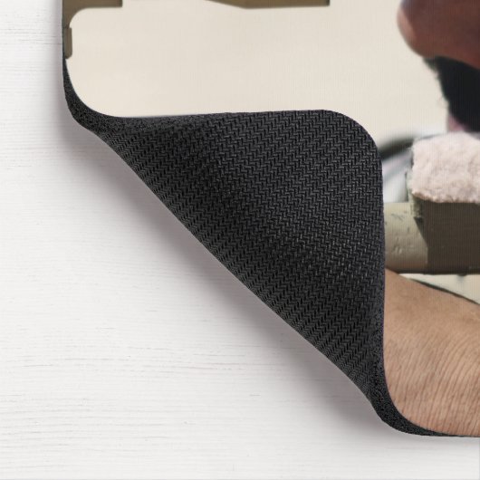 Sergeant van het Irakese leger zoekt naar beneden Muismat (Hoek)