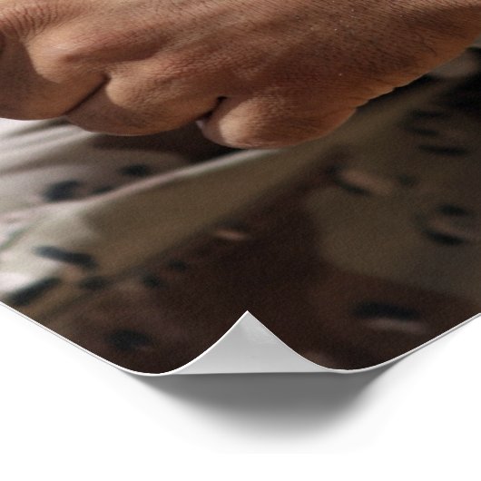 Sergeant van het Irakese leger zoekt naar beneden Poster (Hoek)