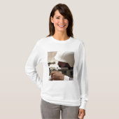 Sergeant van het Irakese leger zoekt naar beneden T-shirt (Voorkant volledig)