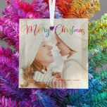 Serie met kerstregenboogletterserie  glas ornament<br><div class="desc">Mooie regenboog Merry kerstfoto-ornament met mooie regenboogcursieve typografie. Deze foto-cadeau van de moderne vakantiefamilie bevat prachtige,  kleurrijke scriptbedekking en jouw naam in rood over het volledige blote afbeelding.</div>