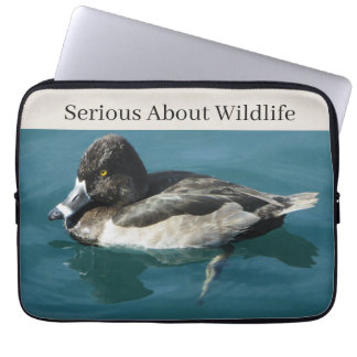 Serieus met Wilde Eend Natuurfotografie Laptop Sleeve