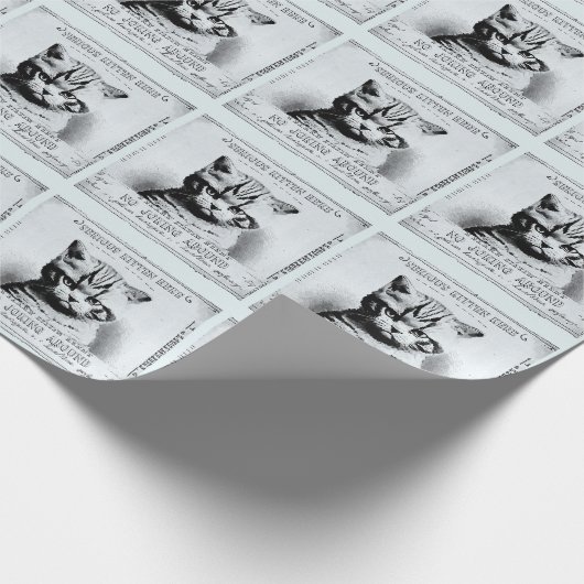 Serieuze kitten, oude krant gepersonaliseerd cadeaupapier (Hoek)