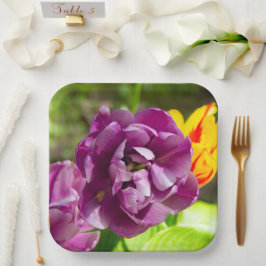 Sering tulpen op een zonnige dag papieren bordje