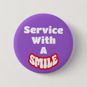 Service Met Een Glimlach Rood & Wit Tekst Badge/ Ronde Button 5,7 Cm (Voorkant)