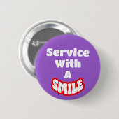 Service Met Een Glimlach Rood & Wit Tekst Badge/ Ronde Button 5,7 Cm (Voorkant /achterkant)