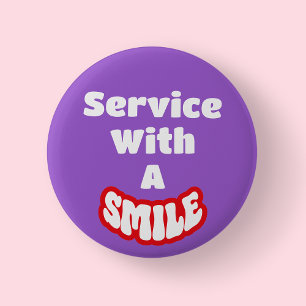 Service Met Een Glimlach Rood & Wit Tekst Badge/ Ronde Button 5,7 Cm