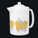 Servies Koken Design Sjabloon Theepot<br><div class="desc">Een set eenvoudig zilverwerk op een  goudgele tafelservet verfraaid met goud. Klik op Aanpassen om jouw naam of bericht aan dit ontwerp toe te voegen,  achtergrondkleuren te wijzigen en meer.</div>