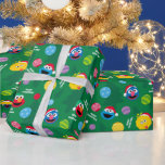 Sesamstraat kerstboompatroon cadeaupapier<br><div class="desc">Verfris uw vakantieseizoen met deze vrolijke Sesamstraat-vakantiepatronen! Met favoriete personages zoals Elmo, Grover, Big Bird en Cookie Monster, die allemaal feestelijke kerstmutsen dragen, brengt dit ontwerp een leuke en vreugdevolle sfeer aan elk project. De levendige groene achtergrond is besprenkeld met kleurrijke kerstversieringen en grillige groenblijvende bomen, waardoor een speelse toets...</div>