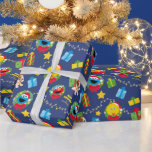 Sesamstraat kerstverlichting patroon cadeaupapier<br><div class="desc">Voeg een feestelijke flair toe aan uw vakantieseizoen met deze prachtige Sesamstraat-thema patroon grafiek! Met je favoriete personages zoals Elmo, Cookie Monster, Big Bird en zelfs Barkley the Dog, die allemaal hun vakantie het beste dragen met kerstmutsen en genesteld zijn in kleurrijke kransen, barst dit ontwerp van vakantiegeld. Omgeven door...</div>