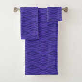 Set of two purple towels featuring geometric  bad handdoek (Insitu)