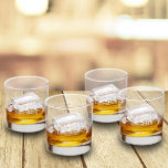 Set van 4 klassieke gegraveerde witte glazen met l<br><div class="desc">Deze glazen zijn het perfecte formaat met een strak en duurzaam ontwerp. Serveer op de rotsen en bewonder de briljante glans en helderheid!</div>