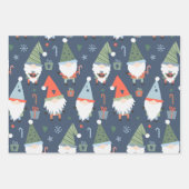 Set van drie kerstgnomen bomen blauw groen rood inpakpapier vel (Voorkant 3)
