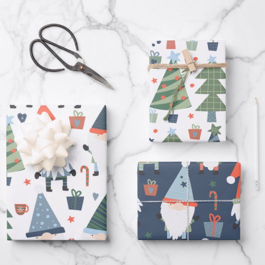 Set van drie kerstgnomen bomen blauw groen rood inpakpapier vel (Voorkant)