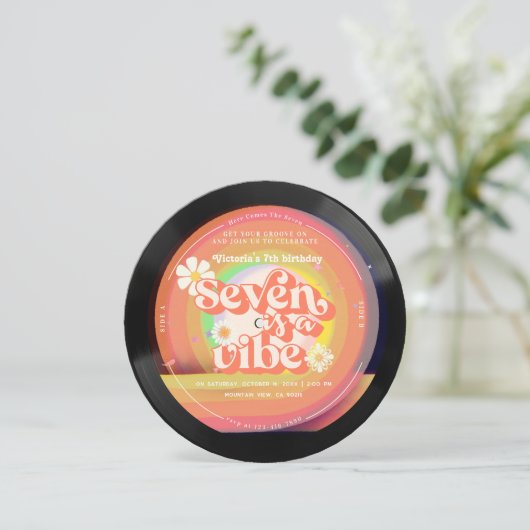 Seve is een Vibe Groovy Retro Vinyl Rainbow Daisy Kaart (Staand voorkant)