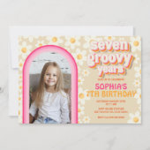 Seven Groovy Retro Daisy Photo Birthday Invitation Notitiekaartje (Voorkant)