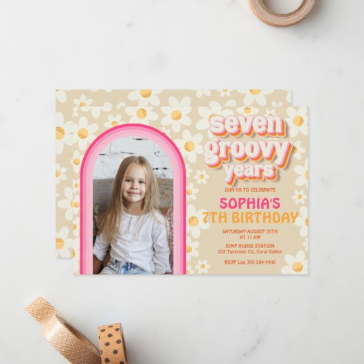 Seven Groovy Retro Daisy Photo Birthday Invitation Notitiekaartje (Voorkant / Achterkant in situ)