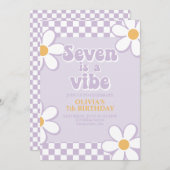 Seven is a Vibe Retro Check Paarse Madelief Kaart (Voorkant / Achterkant)