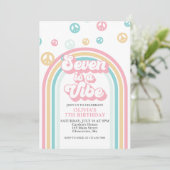 Seven is a Vibe Retro Zomer Regenboog Uitnodiging (Staand voorkant)
