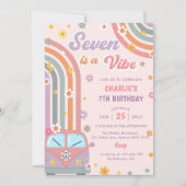 Seven is een Vibe Groovy Retro Daisy 7e verjaardag Kaart (Voorkant)