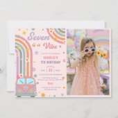 Seven is een Vibe Groovy Retro Daisy Verjaardagsfo Kaart (Voorkant)