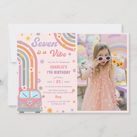 Seven is een Vibe Groovy Retro Daisy Verjaardagsfo Kaart (Voorkant)