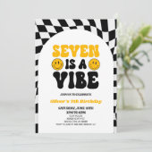 Seven is een vibe retro eerste 7e verjaardagsfeest kaart (Staand voorkant)