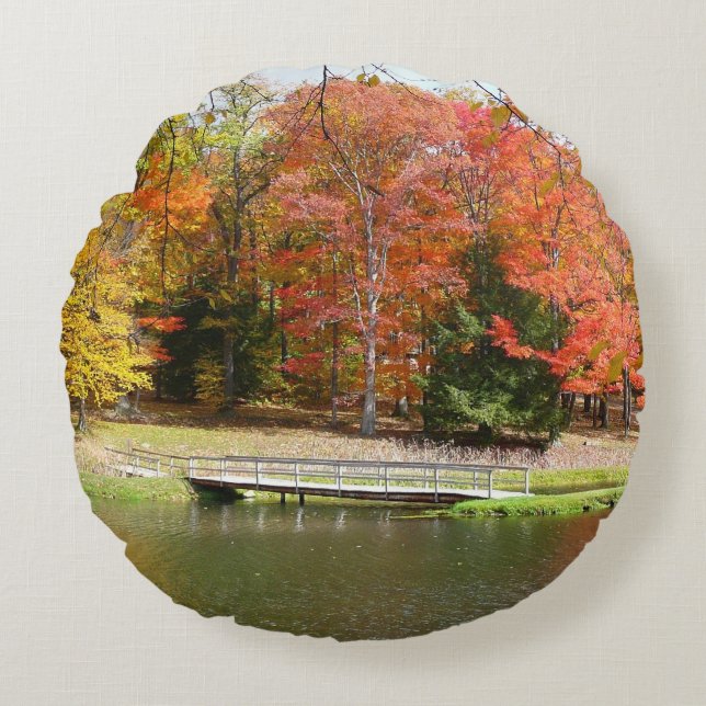 Seven Springs Fall Bridge III Herfstlandschap Rond Kussen (Voorkant)