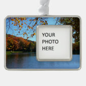 Seven Springs-Herfst Trees en Pond Verzilverd Omlijst Ornament (Voorkant)