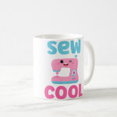 Sew Cool Cute Kawaii Sewing Machine Funny Pun Quil Koffiemok (Voorkant rechts)