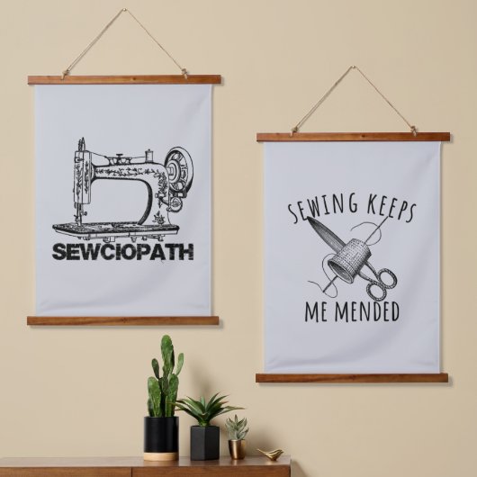 Sewciopath Sewing Keeps Me Mended Fun Hangend Wandkleed (Asymmetrisch)