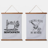 Sewciopath Sewing Keeps Me Mended Fun Hangend Wandkleed (Dubbel)