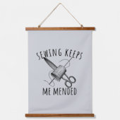 Sewciopath Sewing Keeps Me Mended Fun Hangend Wandkleed (Voorkant 2)