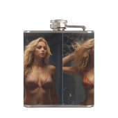 Sexy blonde vrouw in bikini heupfles (Achterkant)