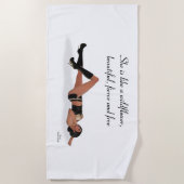 Sexy brunette pinup meisje slapen strand handdoek (Voorkant)