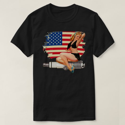 Sexy Pin Up Meisje op Spark Plug - Amerikaanse vla T-shirt (Design voorkant)