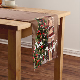 Sexy Santa Girl in de buurt van de kerstboom Korte Tafelloper