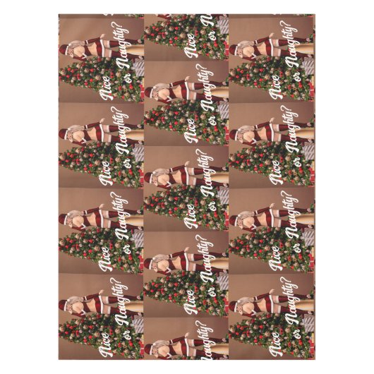 Sexy Santa Girl in de buurt van de kerstboom Tafelkleed (Voorkant)