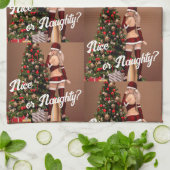 Sexy Santa Girl in de buurt van de kerstboom Theedoek (Gevouwen)