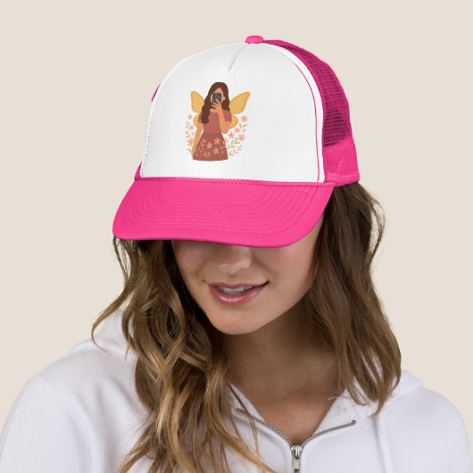 Sfeer sticker van elfje dat selfie maakt trucker pet (In situ)